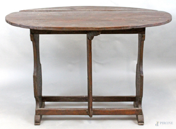 Tavolo a bandelle in castagno, poggiante su gambe ad asso di coppe legate da due traverse, cm h 81x120x38, (piano aperto cm 80), XIX secolo.