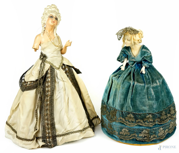 Lotto di due bambole raffiguranti dame con ampi abiti d'epoca in raso e velluto, particolari ricamati e merlettati, alt. max cm 52, XX secolo, (difetti, mancante un braccio).
