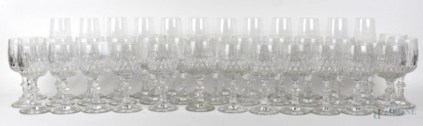 Servizio di bicchieri in vetro controtagliato, composto da 14 bicchieri da acqua, 13 da vino, 12 flûte, tot. 39 pz.