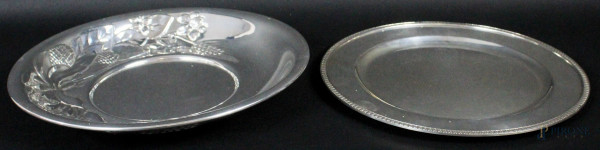 Lotto di due vassoi in argento di linea tonda con bordi lavorati, diametro max 30 cm, gr. 840