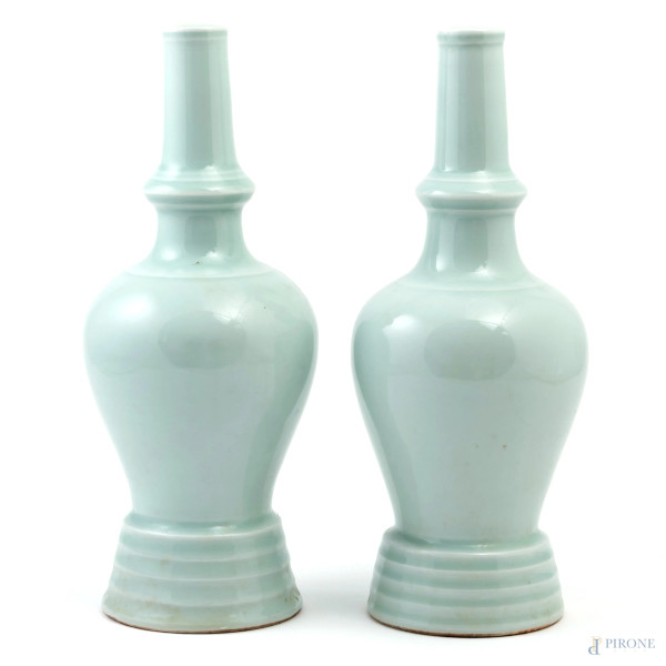 Coppia di portafiori in porcellana smaltata, Cina XX secolo, altezza cm 29,5, (lievi segni di usura)