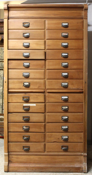 Schedario in legno di faggio, cassetti disposti in due file sul fronte, con blocchi laterali ad alette, altezza cm. 203x97x43, (difetti)