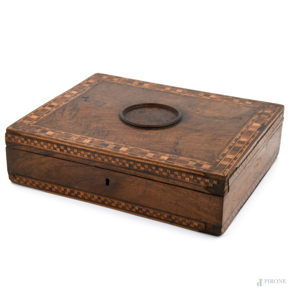 Scatola in legno impiallacciato in radica ed intarsiato in varie essenze, XX secolo, cm 8x30x24, (segni di usura, scalfiture, mancanze, difetti)