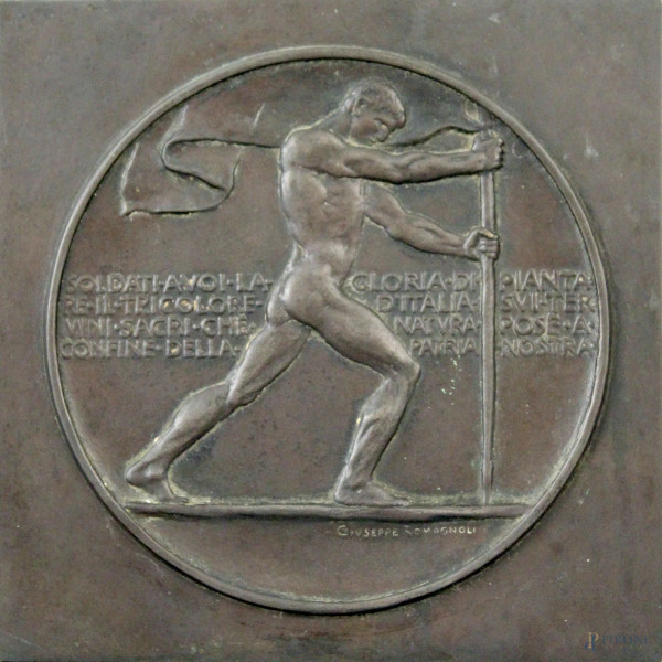 Giuseppe Romagnoli - Placca di linea quadrata in bronzo raffigurante la vittoria, con iscrizione commemorativa del 4 novembre 1918, cm 17,2x17,2.