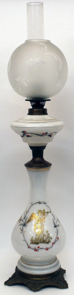 Lampada ad olio in vetro bianco con decorazioni in oro, h. 74 cm.