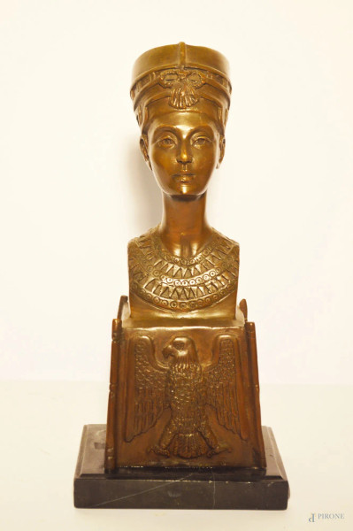 Figura egizia, scultura in bronzo brunito con aquila a rilievo, poggiante su base in marmo, h. 37 cm.