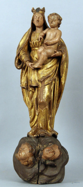 Madonna con Bambino, poggiante su base a nuvola con putti, scultura in legno dorato e dipinto, XVIII secolo, altezza 43,5 cm.
