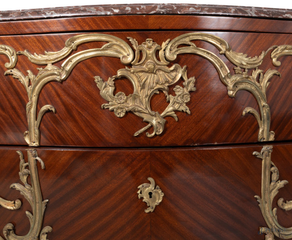 Cassettone con piano in marmo in legno impiallacciato con inserti in bronzo dorato. Al fronte due...