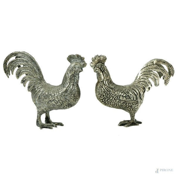 Coppia di galli in metallo argentato, XX secolo, cm h 8x10x2,5