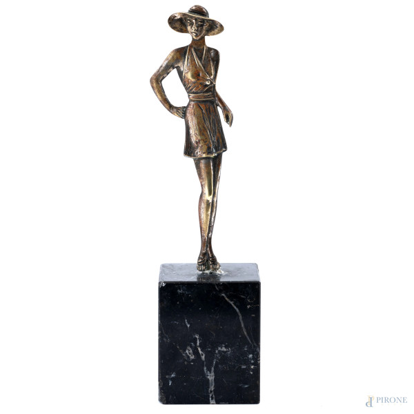 Scultura di donna in metallo su base in marmo, XX secolo, altezza cm 31,5, (segni di usura, difetti)
