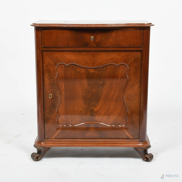 Mobiletto impiallacciato in mogano con cassettino e vano ad anta bipartito a doppio ripiano, XX secolo, cm 81x70x32, (segni di usura, difetti)