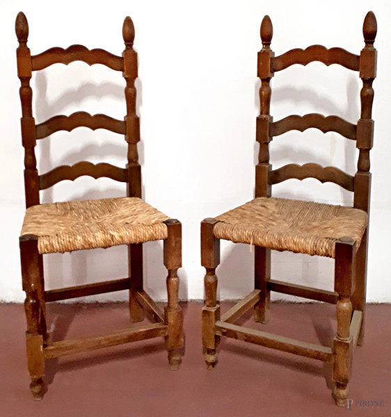 Coppia di sedie capotavola per tavolo fratino in legno e paglia intrecciata, primi 900, altezza cm 105