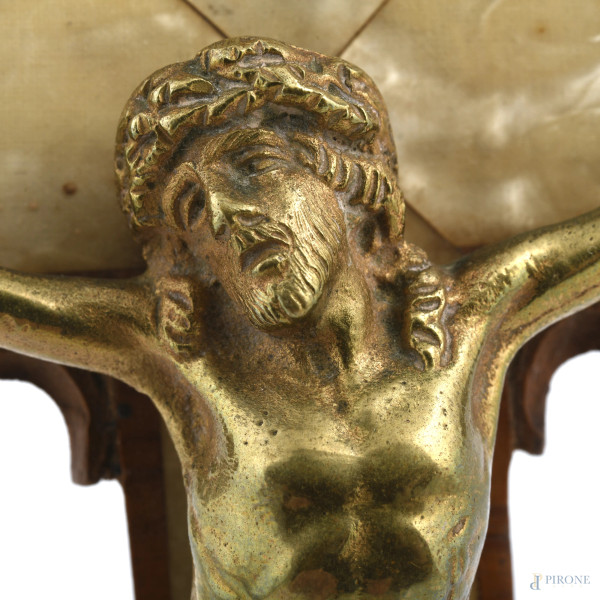 Crocifisso in bronzo dorato e legno, XX secolo, cm 32x29
