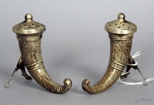 Coppia sale e pepe in argento a forma di corni, altezza 6 cm.