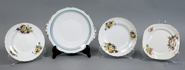 Lotto composto da quattro piattini in porcellana inglese, diametro max. 24 cm.