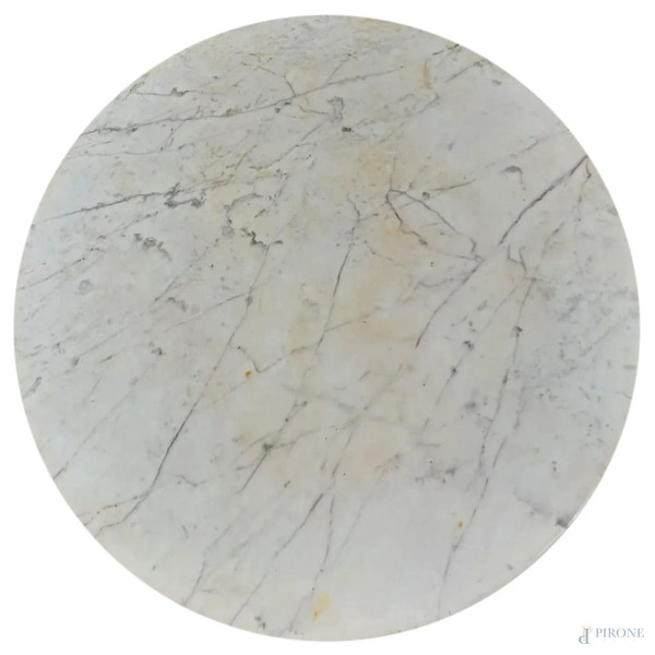 Tavolo tondo in legno con piano circolare in marmo poggiante su fusto in legno tornito terminante...