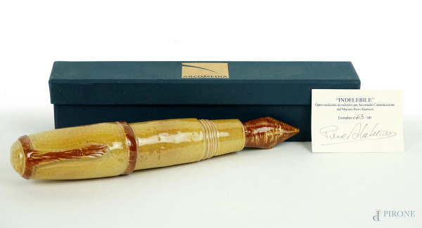 Penna in ceramica smaltata, lunghezza cm 25, opera realizzata per Arcomedia Comunicazione da Piero Sbarluzzi, es. 63/100