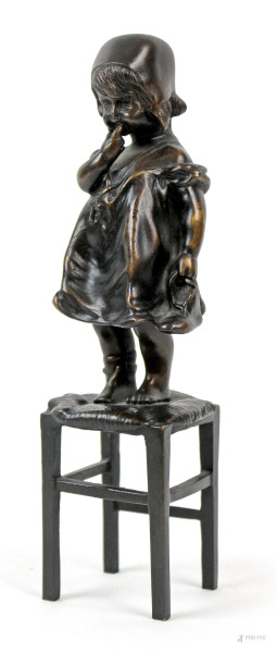 Bambina sullo sgabello, scultura in bronzo, cm h 20, XX secolo.