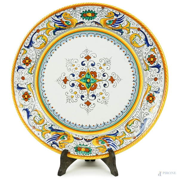 Grande piatto in maiolica dipinta in policromia, Deruta, XX secolo, diam. cm 32,5.