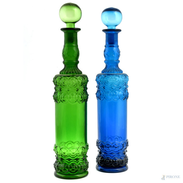 Lotto di due bottiglie in vetro colorato nei toni del blu e del verde, XX secolo, altezza cm 38(segni di usura)
