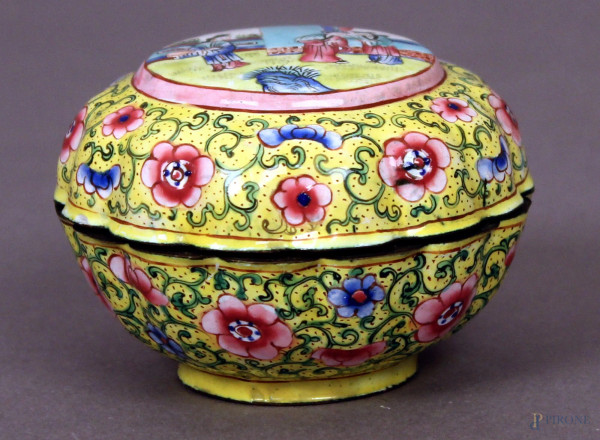 Cofanetto in ottone smaltato con decori floreali, coperchio raffigurante scena di corte, Cina, XIX sec., H 5 cm, diametro 7,5 cm, (piccola sbeccatura).
