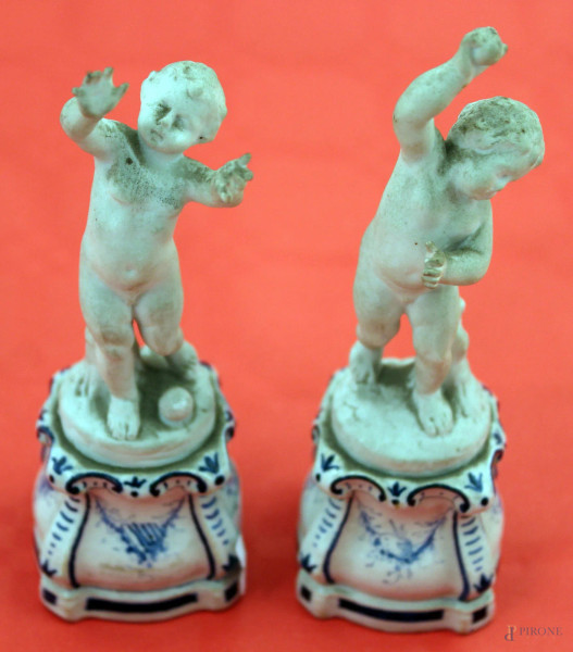 Coppia di fanciulli in bisquit su basi in porcellana, marcata Ginori, fine XIX sec, h. 14 cm