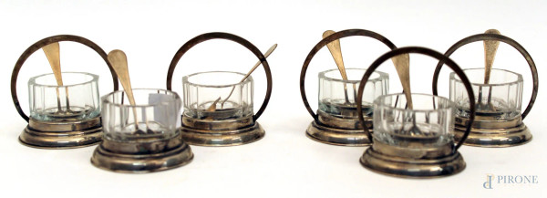 Lotto composto da sei salierine in argento con vaschette in cristallo complete di cucchiaini, H 6 cm, difetti.