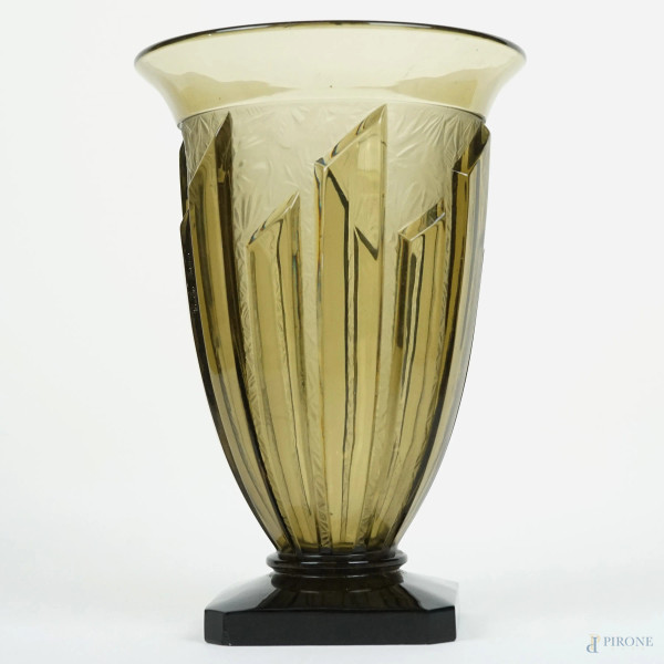 Vaso art déco in vetro fumé, cm h 28, XX secolo, (sbeccature).