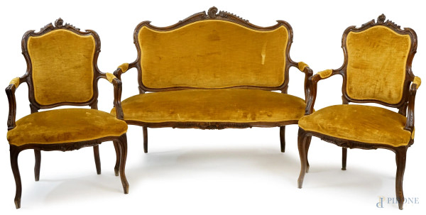 Salotto stile Luigi Filippo, divano a due posti e coppia di poltrone in noce, XX secolo, decori intagliati, sedute e schienali imbottiti e rivestiti in velluto, misure divano cm 97,5x122x54 circa
