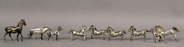 Lotto composto da nove sculture in argento raffiguranti cavalli, altezza max. 5,5, gr. 250.