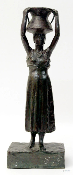 Acquaiola, scultura in bronzo, H 32 cm, firmata.
