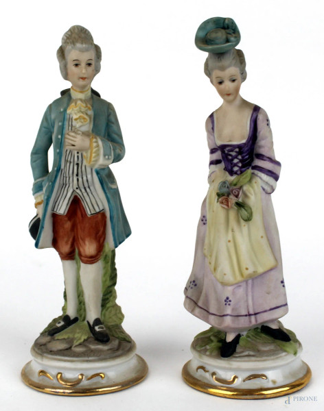 Lui e lei, coppia di sculture in porcellana Capodimonte, altezza cm. 15, marcati N coronata, XX secolo.
