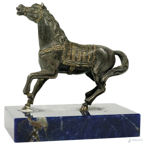 Cavallo in argento, base in lapislazzulo, cm h 9, (difetti).