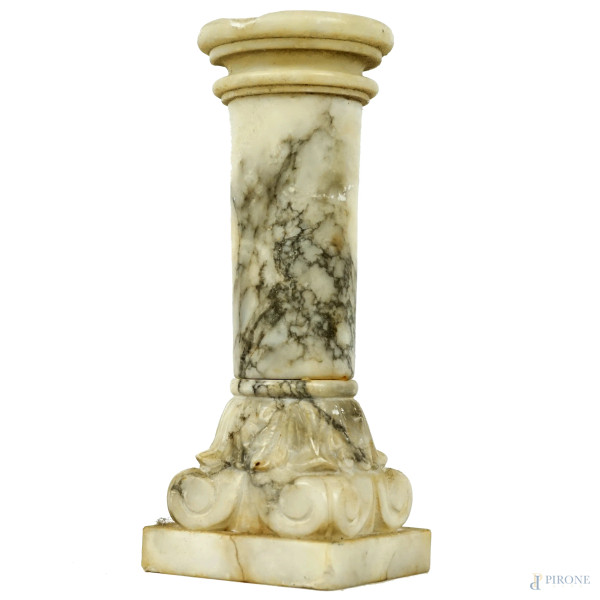 Piccola colonna in marmo bianco, cm h 18x7x7, XX secolo, (difetti)