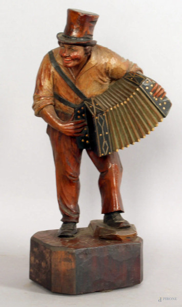 Suonatore di fisarmonica, scultura in legno dipinto, altezza 26 cm.