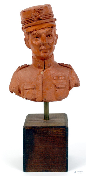 Vincenzo Galluccio - Mezzobusto di soldato in terracotta, altezza cm. 14, siglato e datato 1975, (difetti).