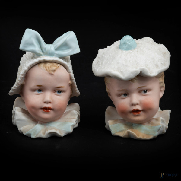 Scatoline portagioie in biscuit a guisa di teste di bambini, XX secolo, altezza cm 11, (segni di usura)