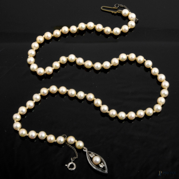 Collana di perle a girocolllo con chiusura in argento, lunghezza cm 43