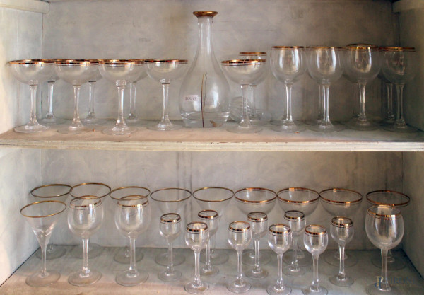 Servizio di bicchieri in cristallo con fascia dorata, composto da: una bottiglia, dodici bicchieri da spumante, sei bicchieri da dessert, quattro da vino, otto da acqua e nove da liquore. (incompleto)