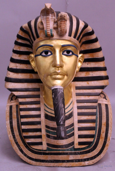 Busto di faraone, scultura in marmo, viso dorato con applicazioni in marmo nero, H. 70 cm., (difetti).