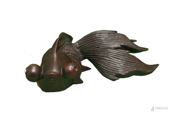 Pesce, scultura in tek, Cina XX sec, h. 8, lunghezza 27 cm.