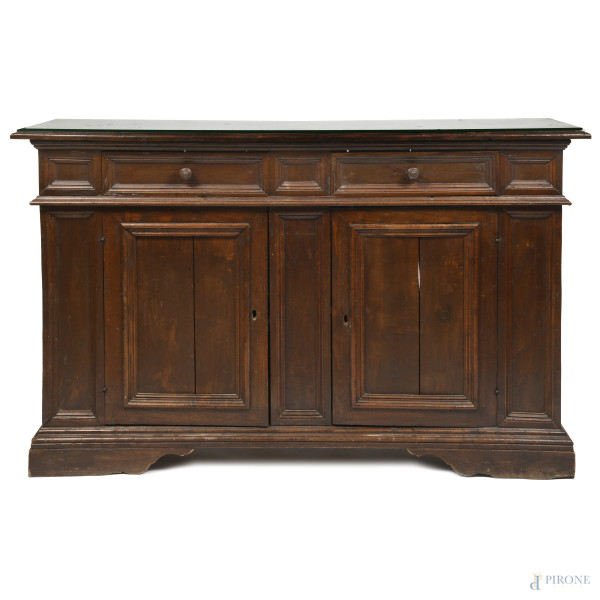 Mobile credenza in noce con doppia anta sormontata da coppia di cassetti. Piano in vetro removibile. XIX secolo, cm  100x144x44,5, (segni di usura, scalfiture, difetti)