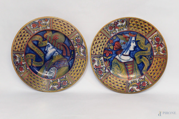 Lotto composto da una coppia di piatti in maiolica Gualdo Tadino, a decoro policromo di personaggi, primi Novecento, diametro 38 cm (restauri).