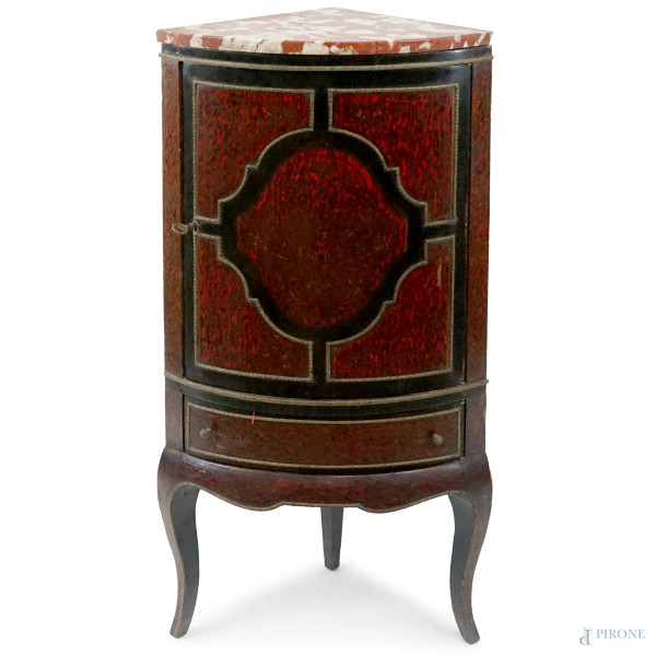 Angoliera boulle in legno ebanizzato con intarsi in metallo dorato, piano in marmo rosso, fronte ad uno sportello ed un cassetto, particolari in bronzo, due gambe mosse,  cm h 100x39x44,5, (difetti, piano rotto)