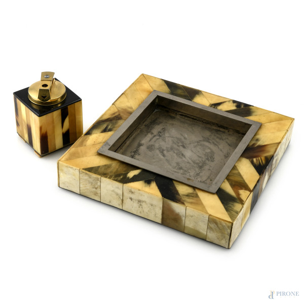 Servito da fumo in metallo e osso composto da posacenere e accendino, XX secolo, misure massime cm 4x22,5x22,5, (Segni di usura, difetti, scalfiture, da revisionare)