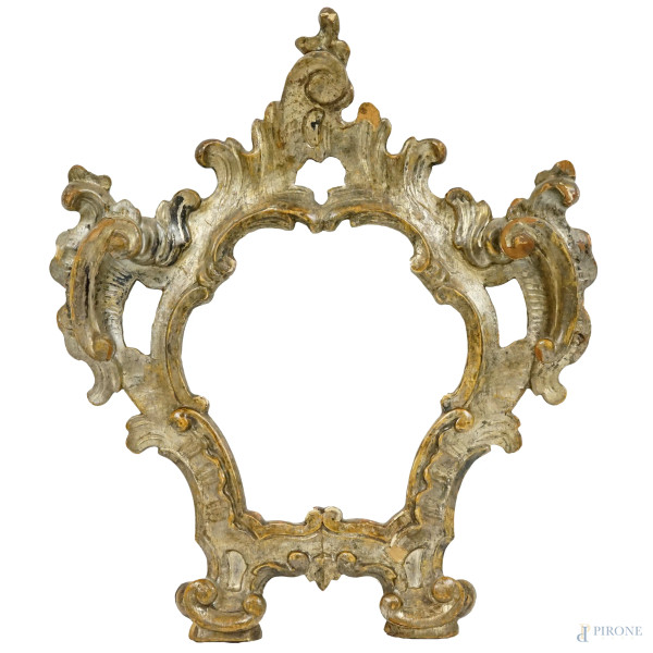 Cartagloria di linea sagomata in legno intagliato e argentato, decori a rocaille, XIX secolo, cm h 36x31, (difetti)