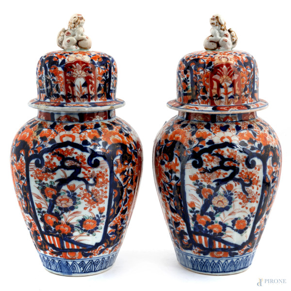 Coppia di potiche in porcellana Imari con coperchio a presa di dragone, XX secolo, altezza cm 32, (segni di usura, felature)