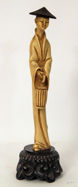 Figura d'uomo, scultura in pasta, base in legno, h. cm 30.