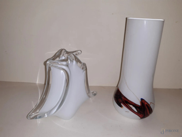 Lotto di un vaso e un portatovaglioli in vetro di murano, h 21 cm.