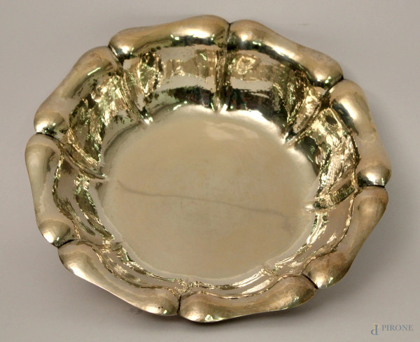 Centrotavola di linea tonda centinata in argento, gr. 495.
